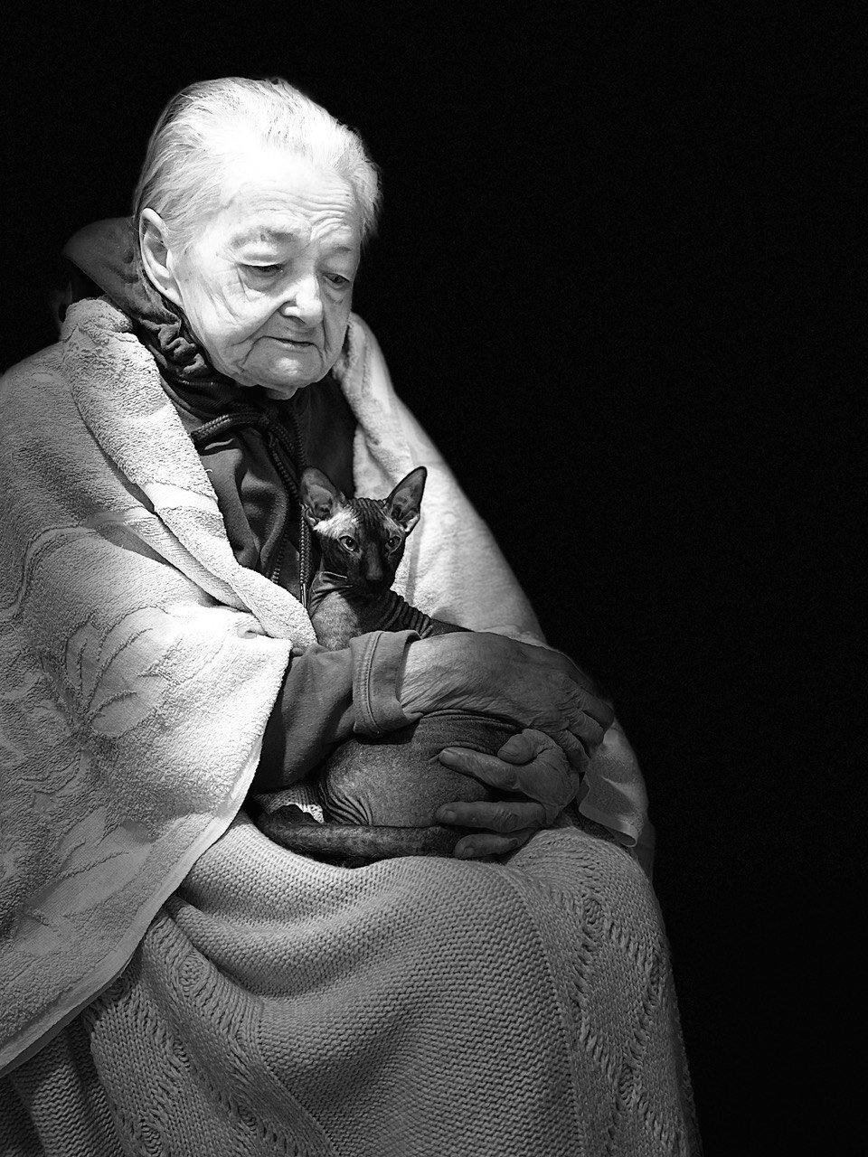 Die Oma im Keller mit Katze