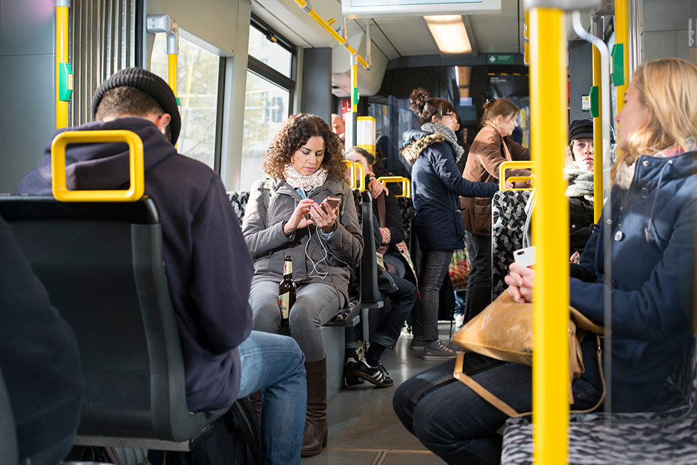 Orit Araf trinkt Bier in der Tram