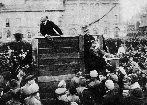 Vor dem Bolschoitheater in Moskau hält Wladimir Iljitsch Lenin eine Rede vor Rotarmisten Vor dem Bolschoitheater in Moskau hält Wladimir Iljitsch Lenin eine Rede vor Rotarmisten (Foto: Grigori Petrowitsch Goldstein / Staatliches Historisches Museum Moskau)