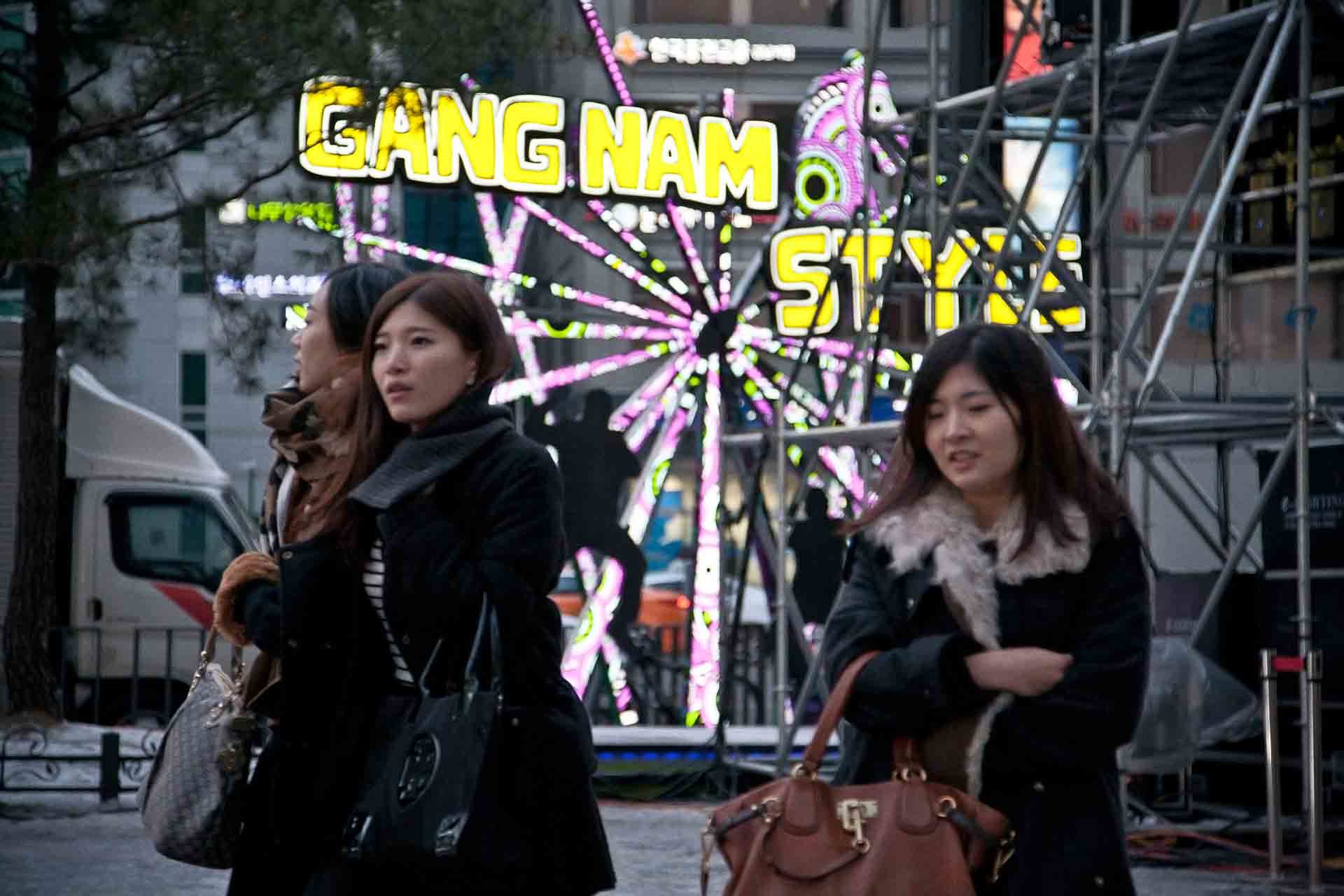 Koreanische Jugendliche in Seoul vor einem Denkmal für den Song Gang Nam Style Koreanische Jugendliche in Seoul vor einem Denkmal für den Song Gang Nam Style