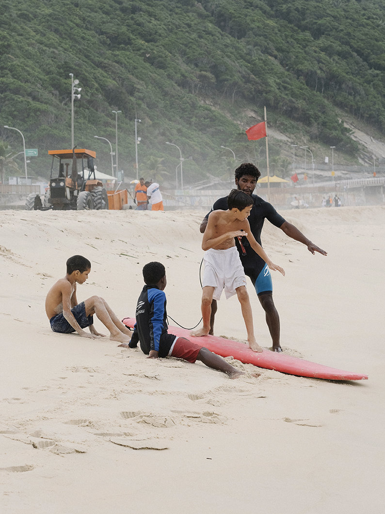 Junge Surfer in Rio