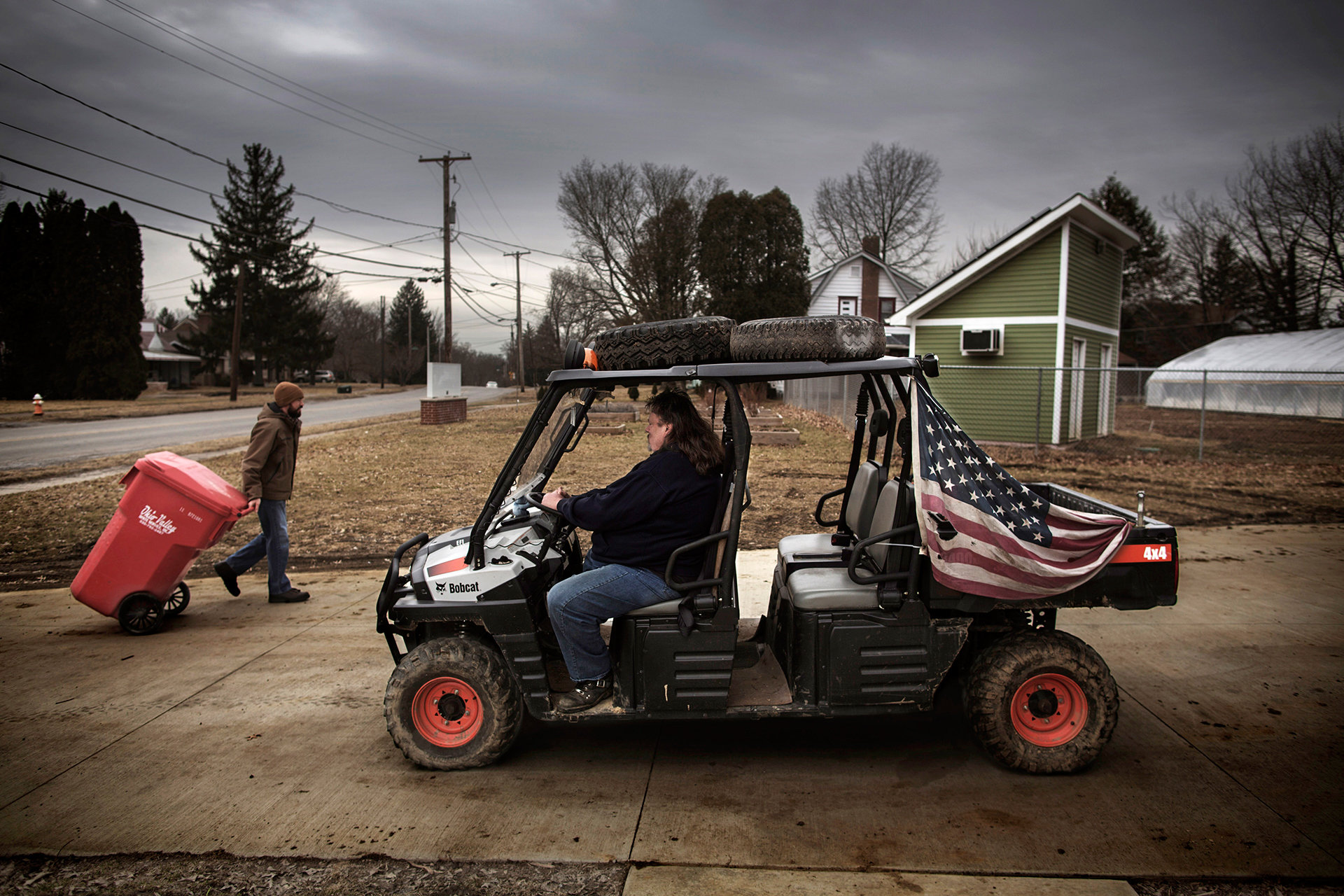 Mann fährt einen Buggy mit USA Flagge in Youngstown (Foto: Espen Rasmussen/VISUM)