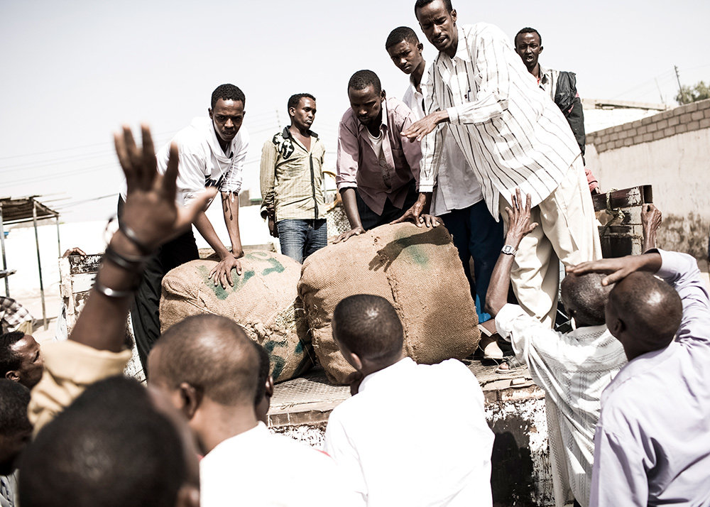 Männer laden Khat von einem Wagen (Foto: Narayan Mahon)