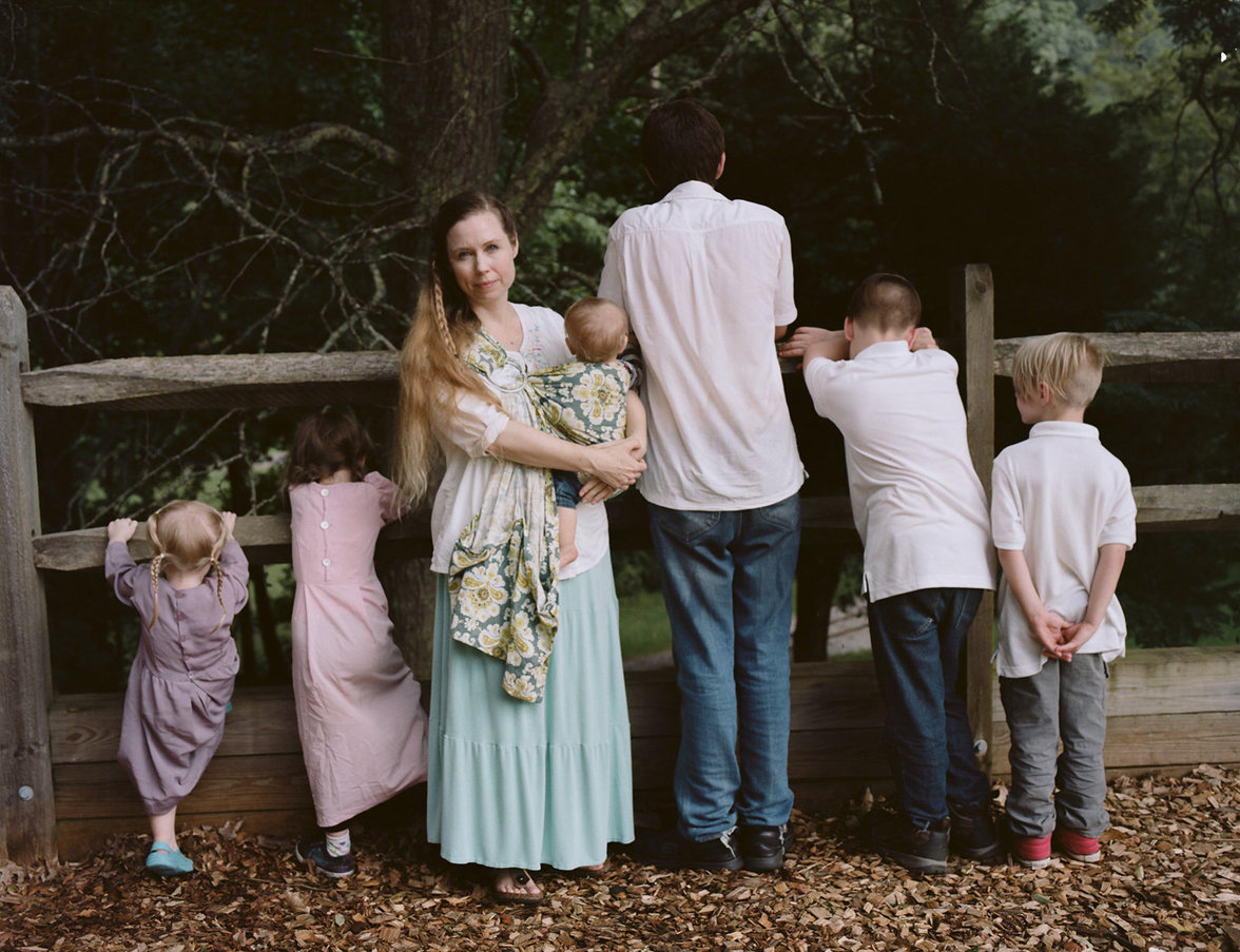Ayla Stewart steht mit ihren sechs Kindern vor einem Zaun