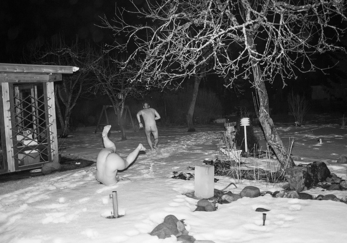 Nackte Finnen rennen durch den Schnee