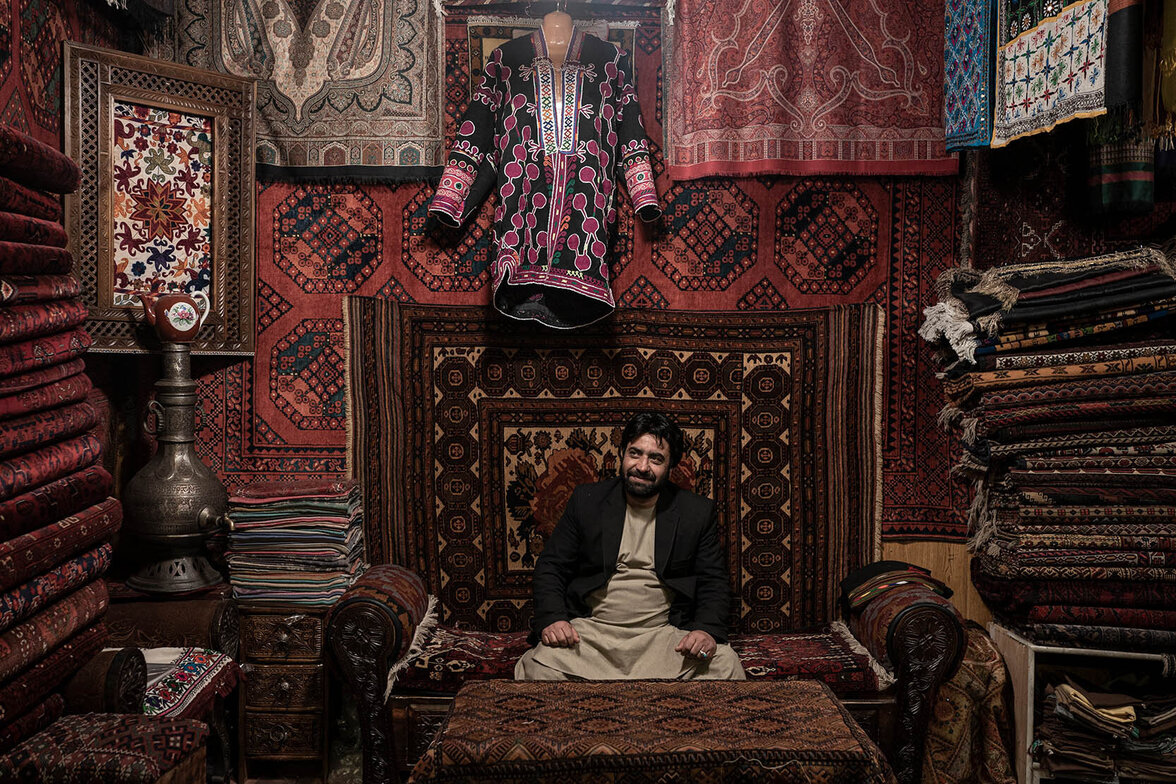 Mohammad Farid in dem Seiden und Teppichladen auf der Chickenstreet