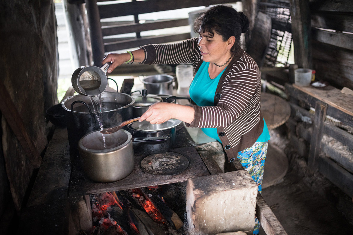 Gina Garzón kocht auf dem Holzfeuer das Mittagessen