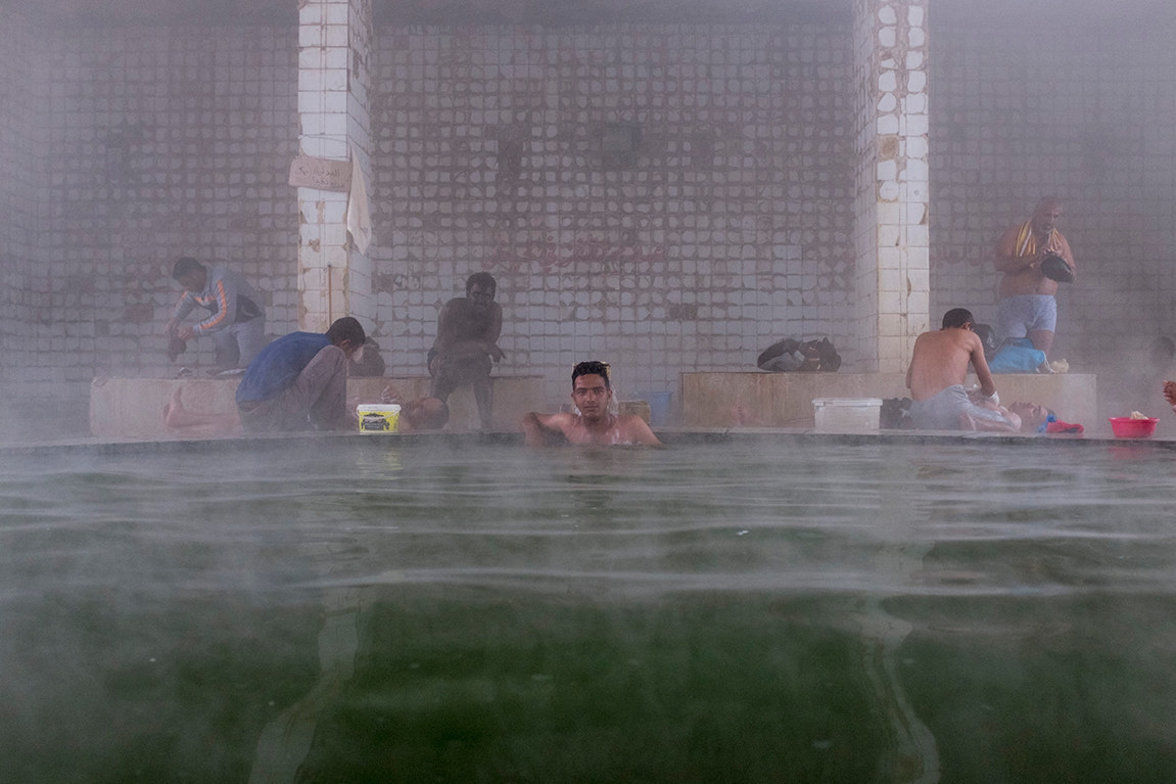 Männer baden im Hammam