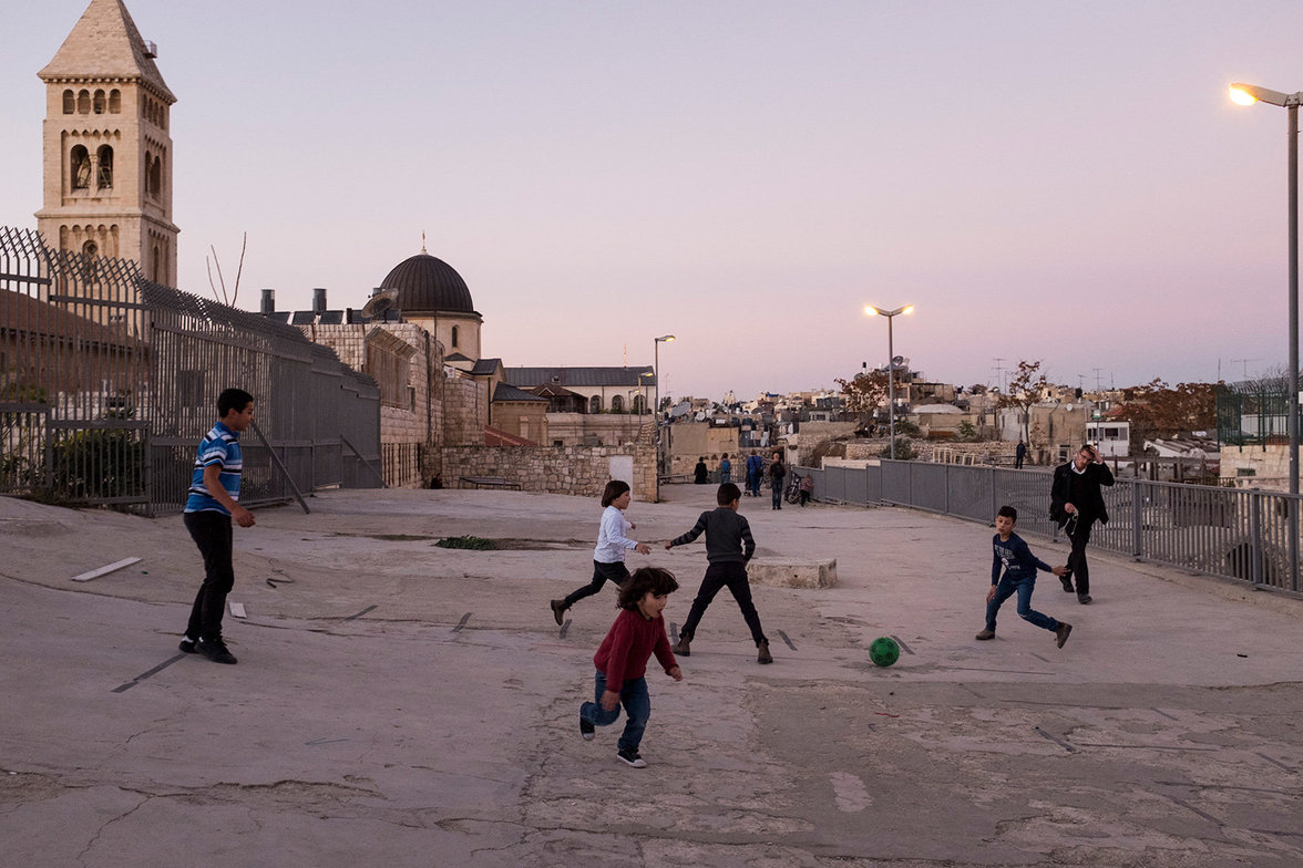 Eine Gruppe palästinensischer Kinder spielt Fußball quer über die Dächer
