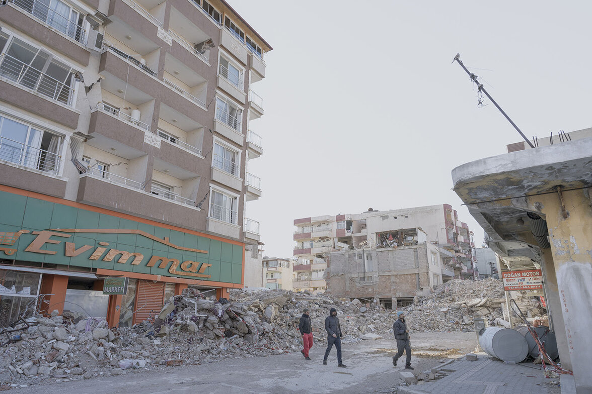 Zerstörte Wohnhäuser und Strassenzüge in der Innenstadt von Samandağ