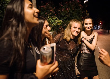 Mädchen trinken und rauchen auf der Strasse