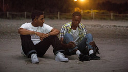 Szene aus dem Film „Moonlight“: Kevin und Chiron sitzen am Strand