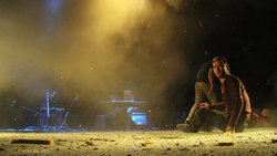 Schauspieler sitzen nach dem Anschlag auf der Bühne (Foto: Haider Yasa / picture alliance / AP Photo) 