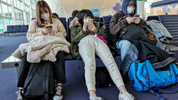 Koreanerinnen am Flughafen in Seoul / Foto: Geyres Chri stophe/ABACA/picture-alliance