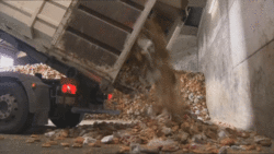 Lastwagen kippt Lebensmittel auf den Boden