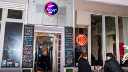 Blick auf die Burgerbar Room 77, im sogenannten Bitcoinkiez in Berlin-Kreuzberg auf der Graefestrasse. Hier kann man seine Rechnung mit Bitcoins bezahlen