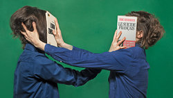 Zwei Französinnen drücken sich Bücher ins Gesicht