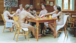 Junge Nudisten beim Essen; Foto: Laura Pannack