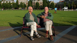 Männer im Partnerlook auf Parkbank; Foto: Jan-Dirk van der Burg 