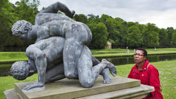Frau schaut auf Ringer Statue; Foto: Arnhel de Serra / The National Trust 