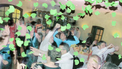 Wilde Party mit grünem Konfetti 