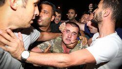 Türkische Männer kämpfen mit Soldaten um Militärputsch zu verhindern 