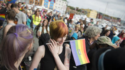 Junge Frauen auf den Färöer-Inseln protestieren für die Gleichberechtigung von Lesben und Schwulen