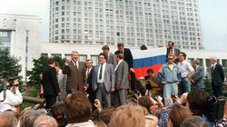 Eine Schlüsselszene: Der Präsident der Teilrepublik Russland, Boris Jelzin, solidarisiert sich vor seinem Amtssitz mit Demonstranten, die gegen den Putsch protestieren