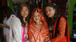 Zwei Stunden im Beautysalon und das strahlend schöne Ergebnis: Braut Maya, die einen Sari in den traditionellen Hochzeitsfarben Rot und Gold trägt