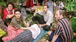 7. Mai 2000: Werner Wallert (rechts) und Marc Wallert (Mitte) pflegen die entkräftete Renate Wallert (liegend). Es sollte noch Monate bis zur ihrer Freilassung dauern