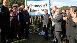 August 2011: Sogar der österreichische Kanzler kommt zur Montage der Ortstafel in Sittersdorf / Zitara vas