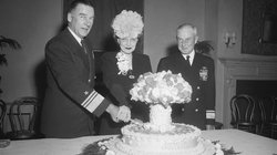 Lust auf eine Bombe: US-Admiral William H.P. Blandy und seine Frau im November 1946 zur Feier des Atomwaffentests auf dem Bikini-Atoll 