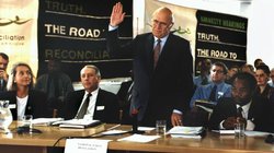 Stunde der Wahrheit: Am 14. Mai 1997 wird der ehemalige südafrikanische Präsident Frederik de Klerk in Kapstadt vor seiner Befragung vereidigt