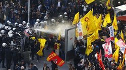 In aller Schärfe: Im November 2013 ging die Polizei mit Pfefferspray gegen eine Demonstration der türkischen Lehrergewerkschaft auf dem Kizilay-Platz in der Hauptstadt Ankara vor 