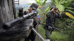 Krieg auf Kosten der Bevölkerung: Mitglieder der Rebellenorganisation FARC nehmen Regierungstruppen ins Visier