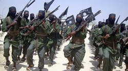 Terrorgruppe: Al-Shabaab-Milizionäre marschieren 2011 in einem Vorort der somalischen Hauptstadt Mogadischu auf.