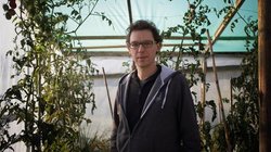 Mitverwalter des Salatbauanarchismus: Sebastian Schoppnies im „opflanzt is!“