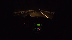 Sicht durch Autofenster auch die Autobahn bei Nacht 