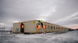 In „Vestleiren“ harren die Flüchtlinge ihrer Anhörung und der drohenden Abschiebung. Die Zustände in dem Camp 15 Kilometer außerhalb von Kirkenes in Nordnorwegen haben immer wieder für Schlagzeilen gesorgt
