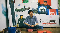 Nur auf den ersten Blick Propagandakunst: Song Byeok vor einigen seiner Werke.