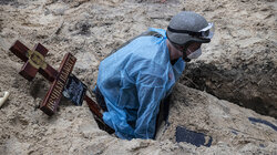Das Exhumieren von Leichen dient dazu, die Verbrechen genau zu rekonstruieren