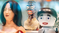 Frühe Werke von menschlich wirkenden Robotern stehen der Ausstellung: "Künstliche Intelligenz und Robotik" im Heinz Nixdorf MuseumsForum (Foto: picture alliance/Guido Kirchner/dpa)