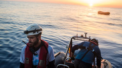 Aktivisten des Vereins „Sea Watch“ auf einem Boot im Mittelmeer