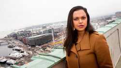 Oslos stellvertretende Bürgermeisterin Khamshajiny Gunaratnam auf dem Rathausdach mit dem Oslofjord im Hintergrund