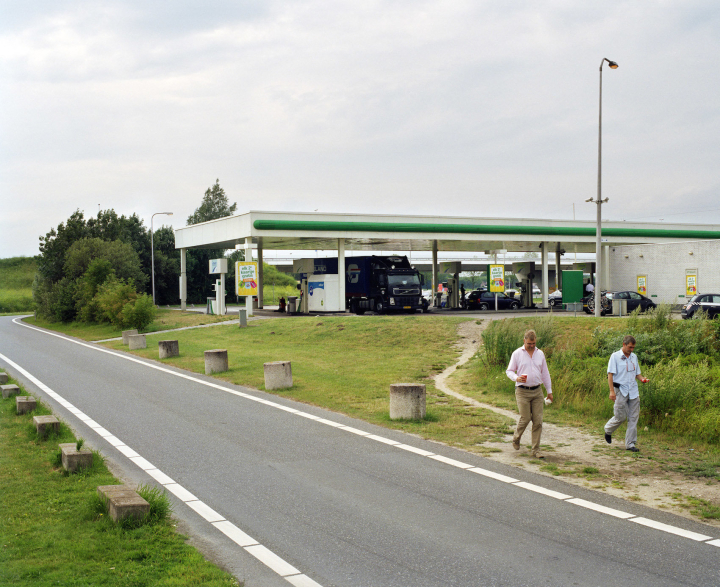 Trampelpfad, der sich neben einer Tankstelle für Fußgänger gebildet hat Trampelpfad, der sich neben einer Tankstelle für Fußgänger gebildet hat