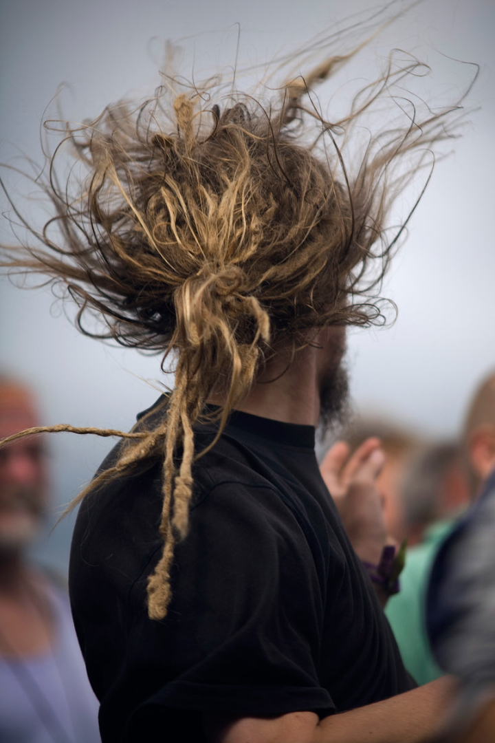 Besucher eines Festivals beim Tanzen