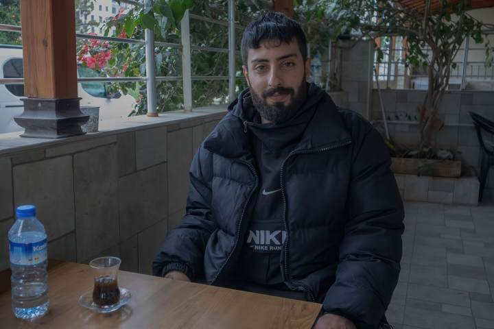 Eren Nerguz auf der Terrasse eines Cafés Eren Nerguz auf der Terrasse eines Cafés