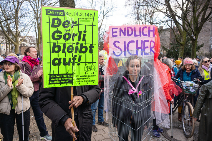"Der Görli bleibt auf"-Demonstatrion in Berlin, 2024 Menschen bei der Demonstration "Der Görli bleibt auf"
