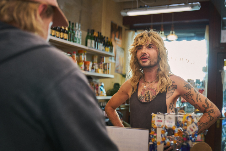 Bill Kaulitz kauft im Späti ein