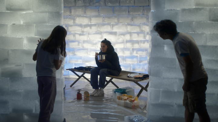 Filmszene aus "Die Akademie": Kunstinstallation in der Akademie